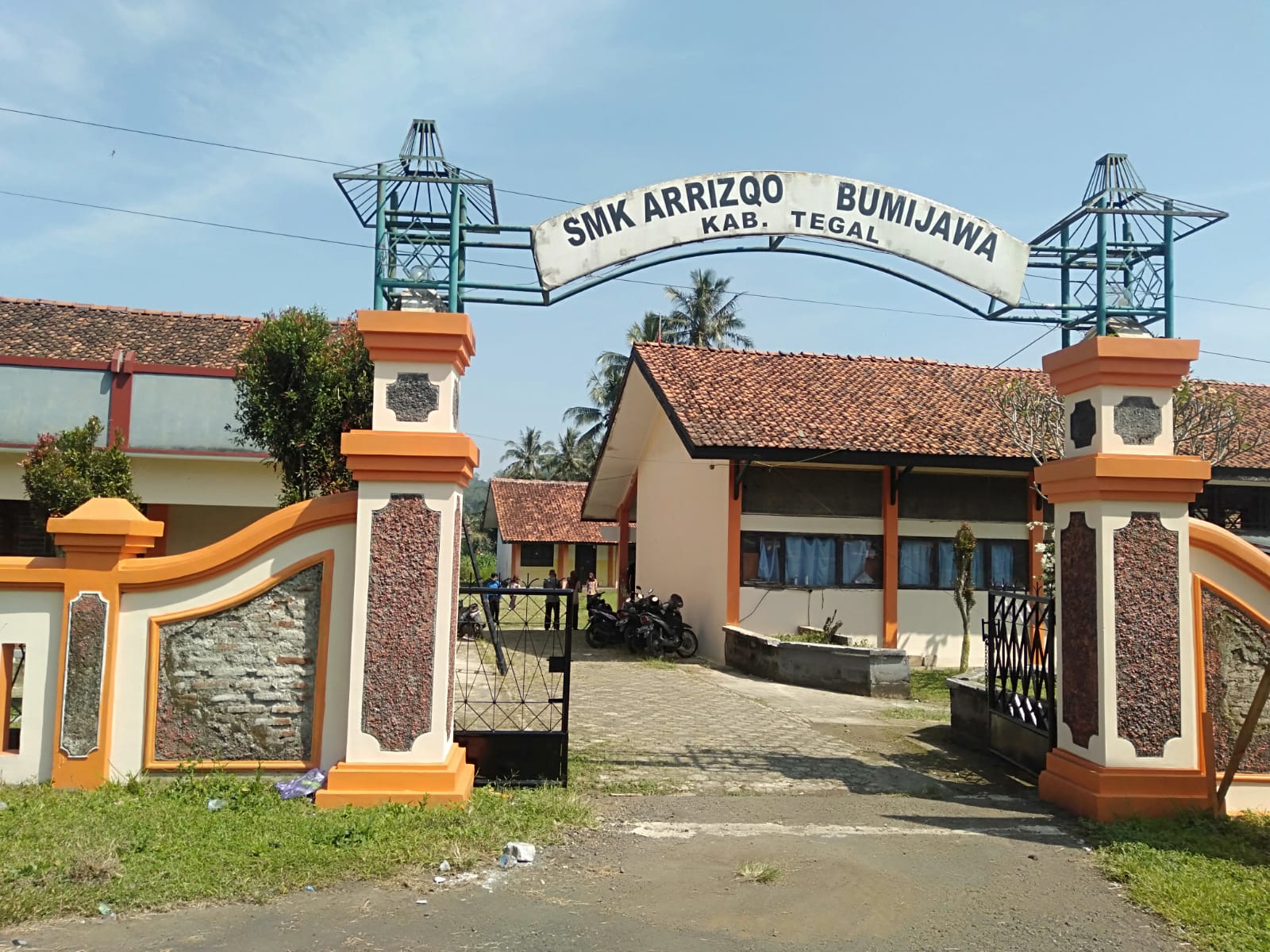 Tampak depan SMK Arrizqo Bumijawa